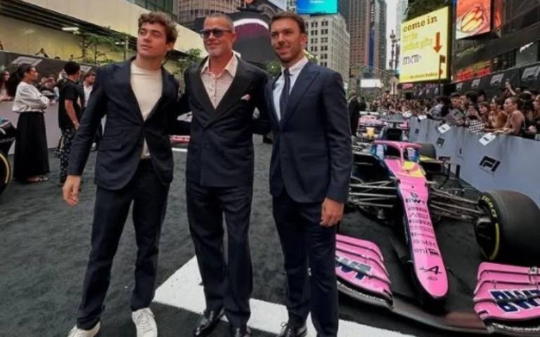 Franco Colapinto subió al podio de la fama: la verdadera historia de la foto del piloto argentino con Brad Pitt  