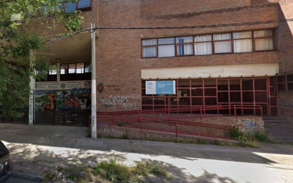 Llegó el frío y otra vez el drama de las "aulas heladas" en La Plata: en una escuela reducen la jornada de clases