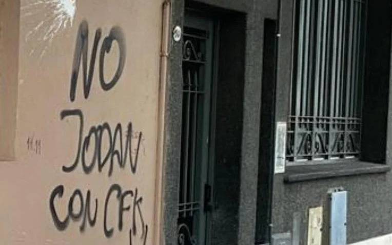 Más violencia: nuevo ataque al edificio de Radio Rivadavia tras el fallo contra CFK