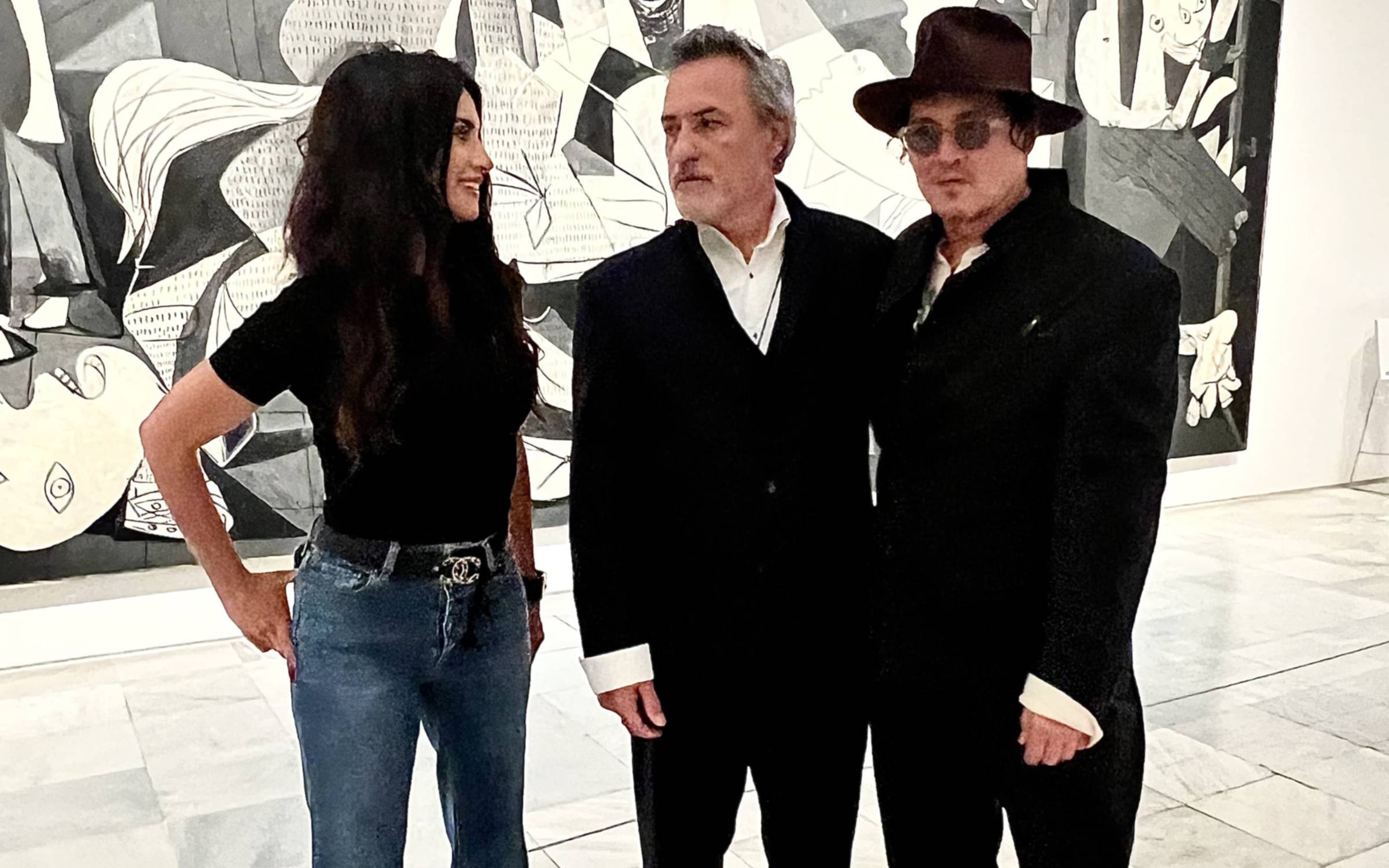"Corcho" Rodríguez y Johnny Depp recorrieron el Museo Reina Sofía en Madrid y posaron con un famoso cuadro