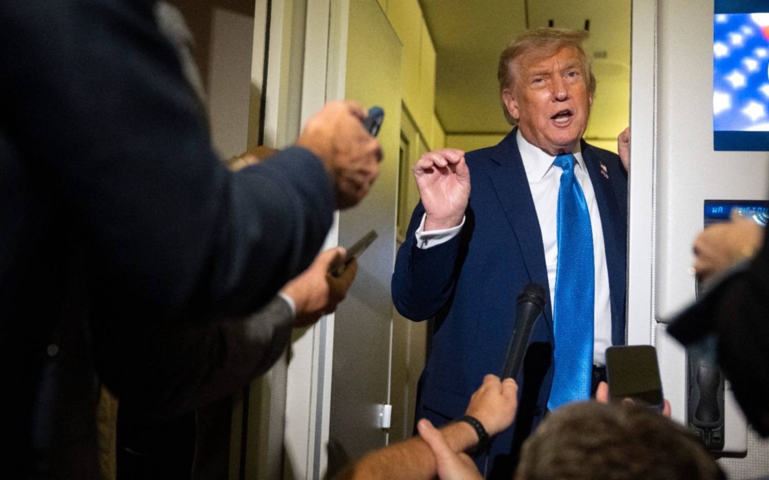 Donald Trump pidió la "rendición incondicional" de Irán y afirmó conocer el escondite de su líder supremo