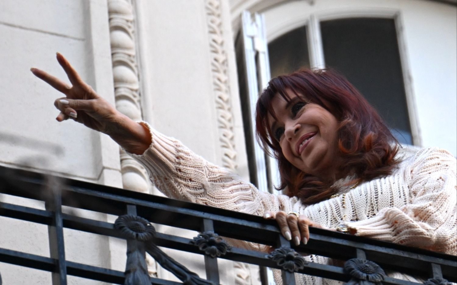 Cristina Kirchner presa en su casa y con tobillera: qué puede hacer y qué no para evitar ser enviada a una cárcel