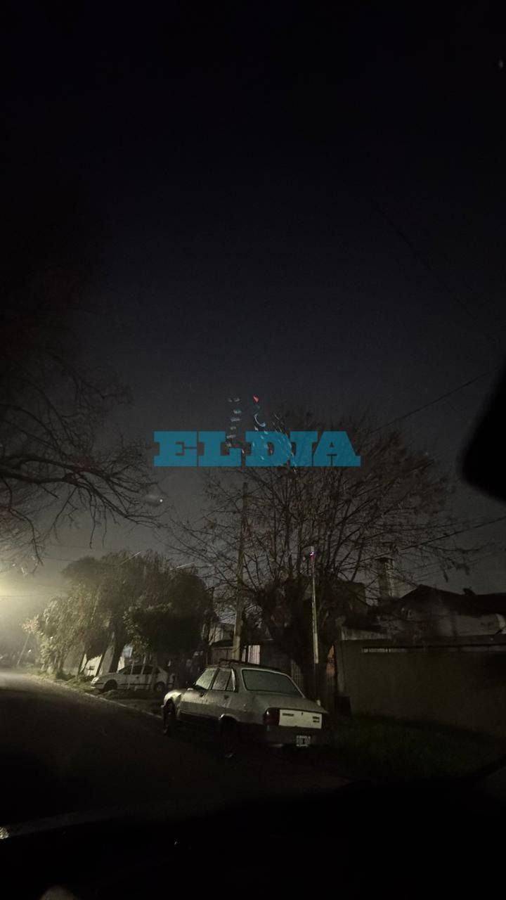 "Es una boca de lobos": vecinos piden que arreglen una luminaria en San Carlos