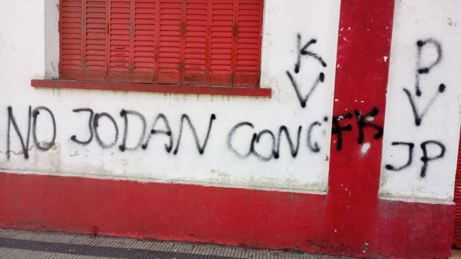 La UCR La Plata denunció ataques vandálicos en seis sedes: "No jodan con CFK"