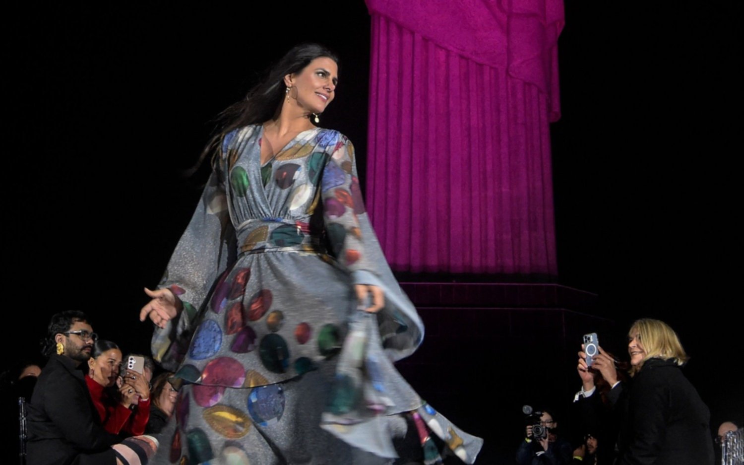 Todo sobre el desfile Rio Fashion Show en el Cristo Redentor