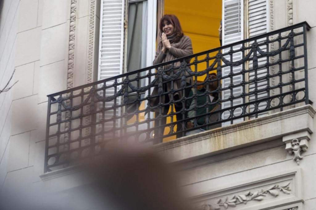 “Parece joda”: sigue la polémica por el balcón y Cristina apelaría las reglas