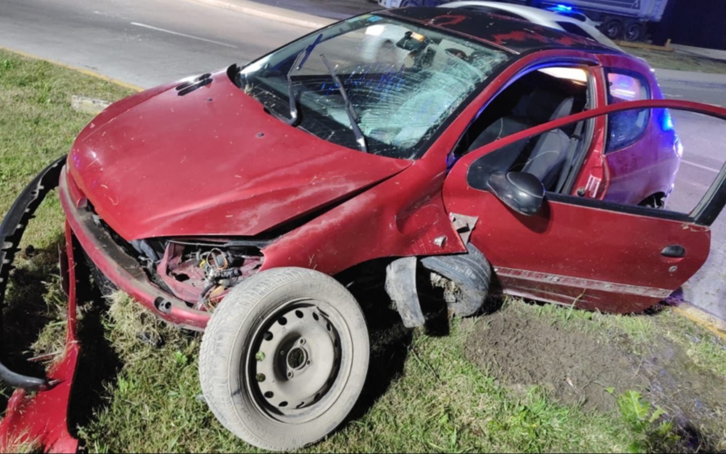 Al filo de la tragedia en Berisso: borracho chocó y se estrelló contra la rotonda René Favaloro