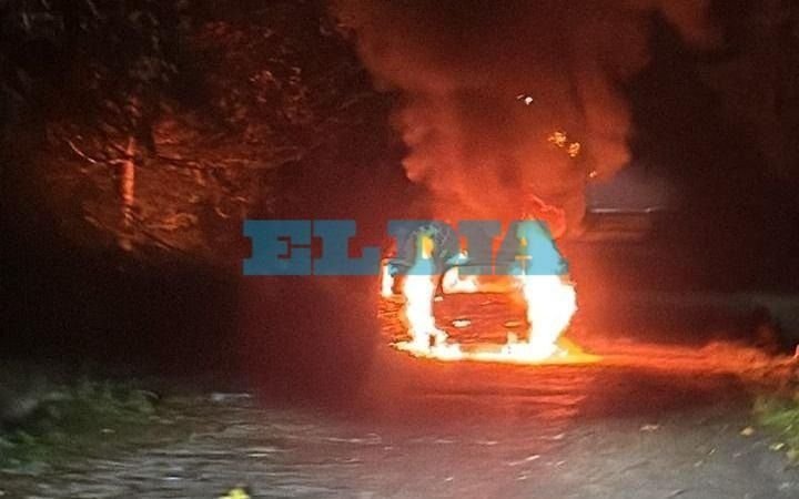 Robaron y prendieron fuego un auto en Villa Elisa