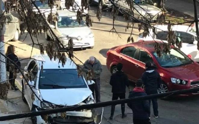 Jubilado provoca choque en cadena a la salida de supermercado en Quilmes