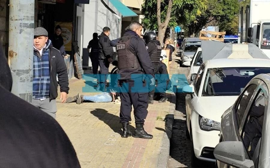 Tensión en La Plata: Repartidor detiene a ladrón y condena a policía