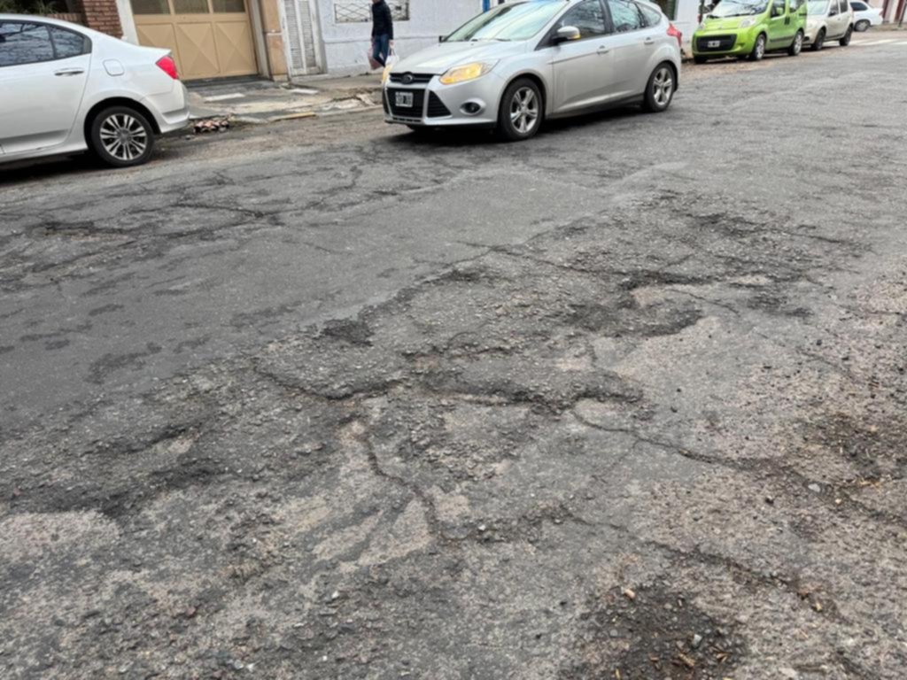 Pavimento “detonado” en la cuadra de calle 55 entre 9 y 10