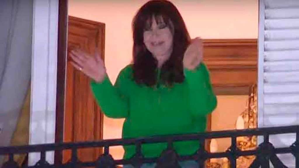 Balcón y tobillera: Cristina, con “salida” monitoreada