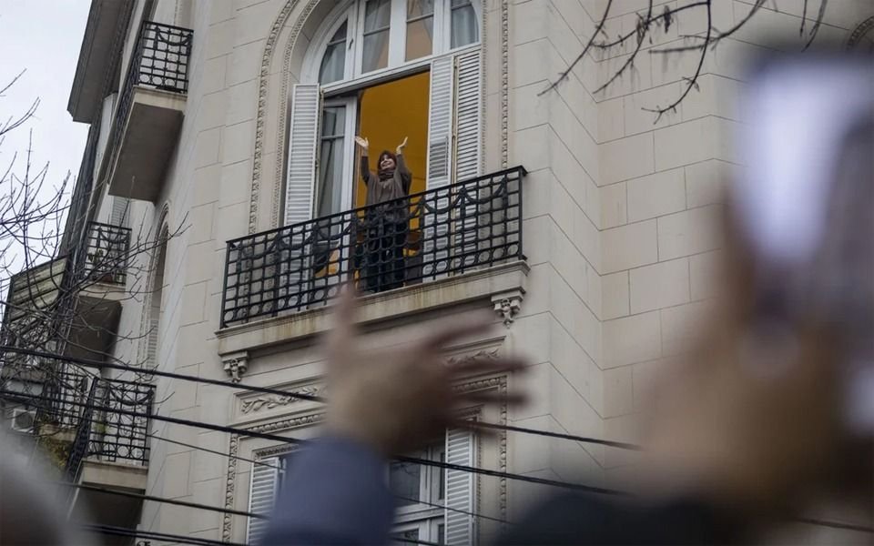 Cristina Kirchner suspendió el banderazo frente a su casa y arremetió contra el Gobierno por el operativo
