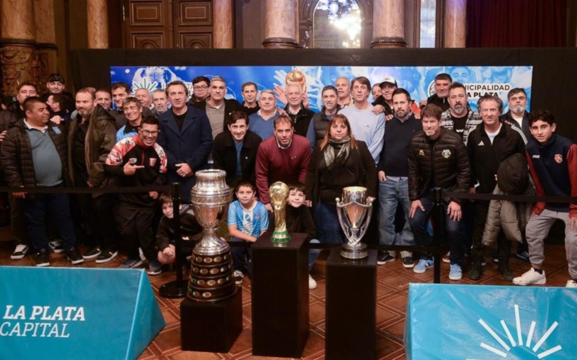Las copas del Mundo y de América que ganó la Scaloneta fueron atracción en La Plata