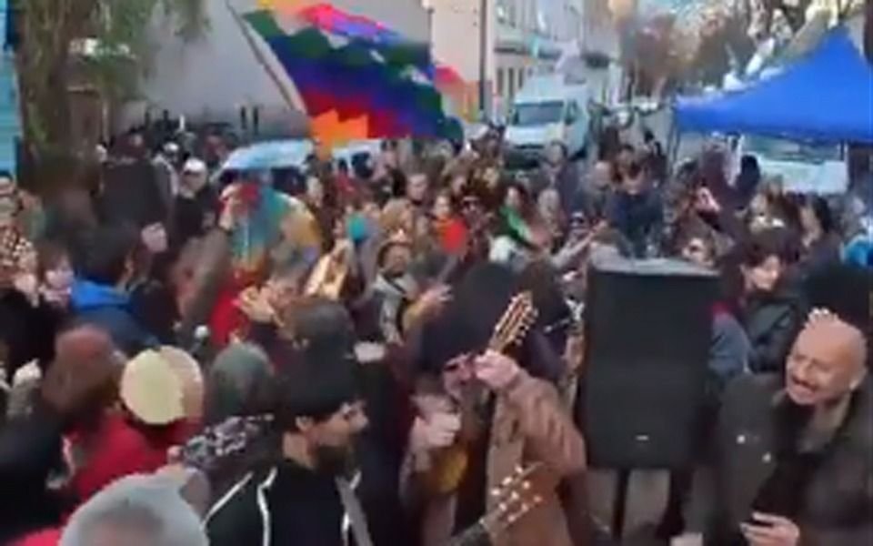 "La Diosa Pachamama" frente al departamento de Cristina y la queja de los vecinos