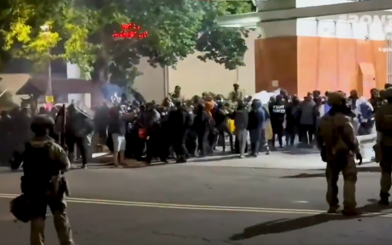 VIDEOS. Manifestantes atacaron oficinas del ICE con fuegos artificiales y lásers en Portland