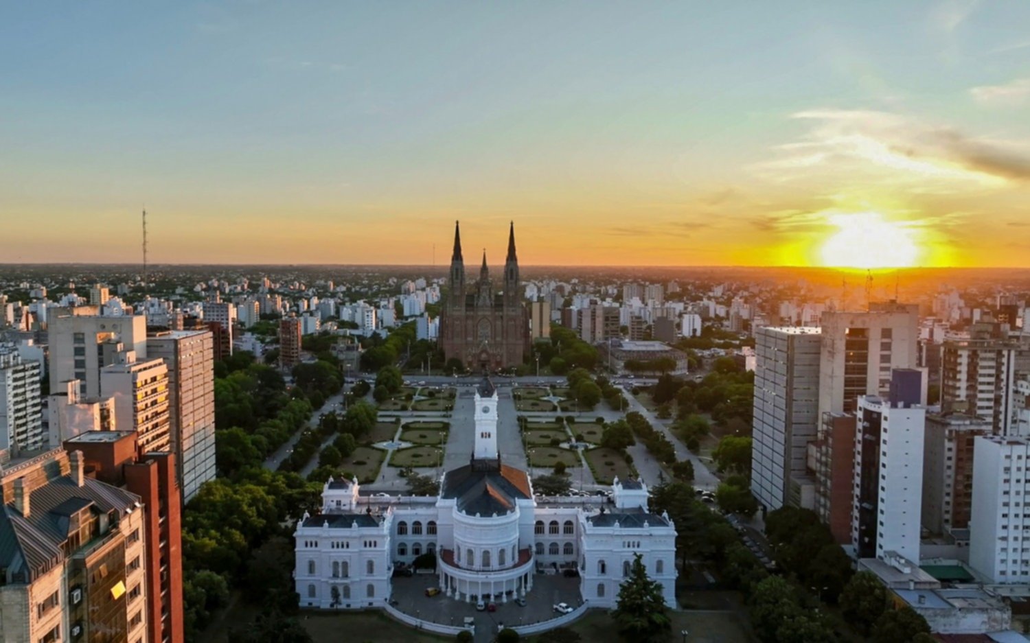 Sábado frío pero a puro sol para disfrutar al aire libre: ¿cómo sigue el tiempo en La Plata?