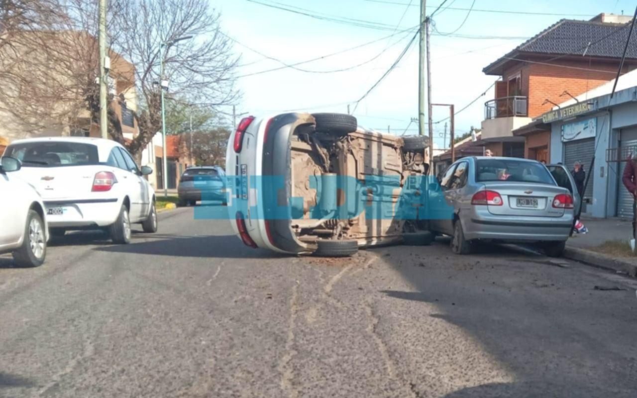 Impresionante choque y vuelco en La Plata