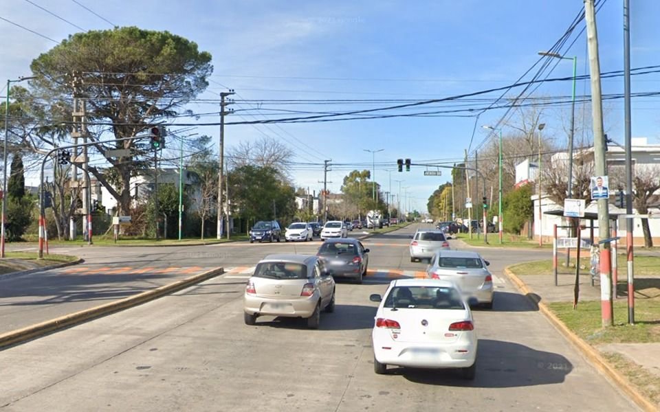 "Semáforo verde, pero para robar": esperaba en el cruce de dos avenidas de La Plata y terminó asaltada