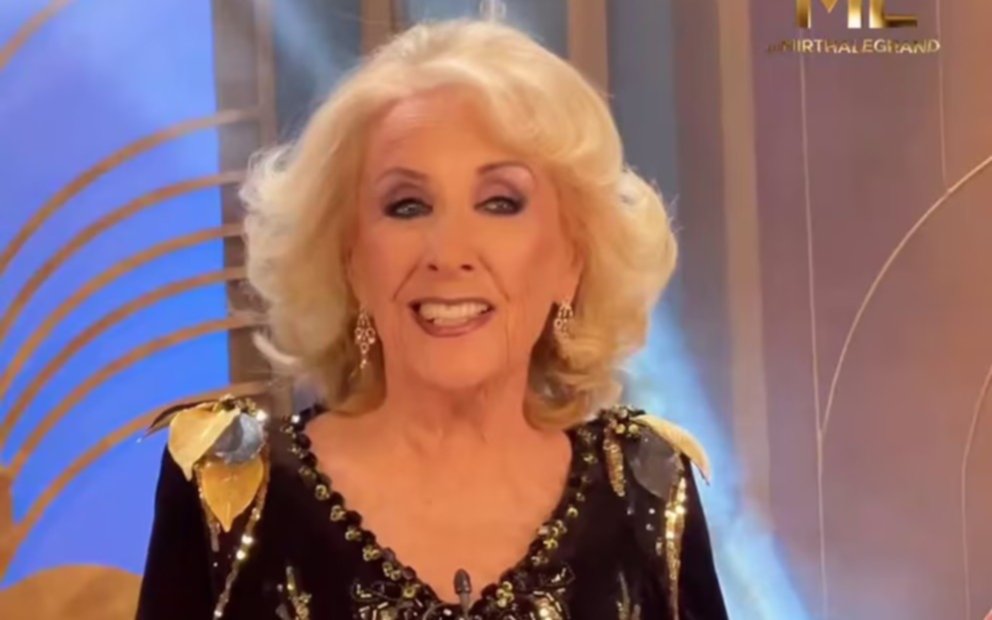Mirtha Legrand deslumbró con un Cosano dorado y despejó mitos sobre su imagen