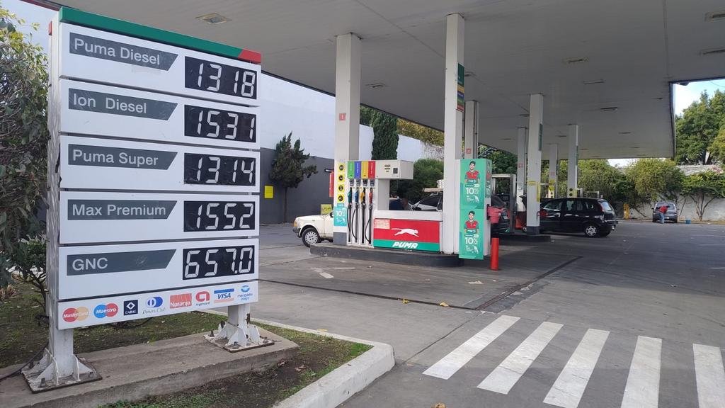 A la espera de lo que hará YPF, dos marcas subieron sus naftas y el gasoil
