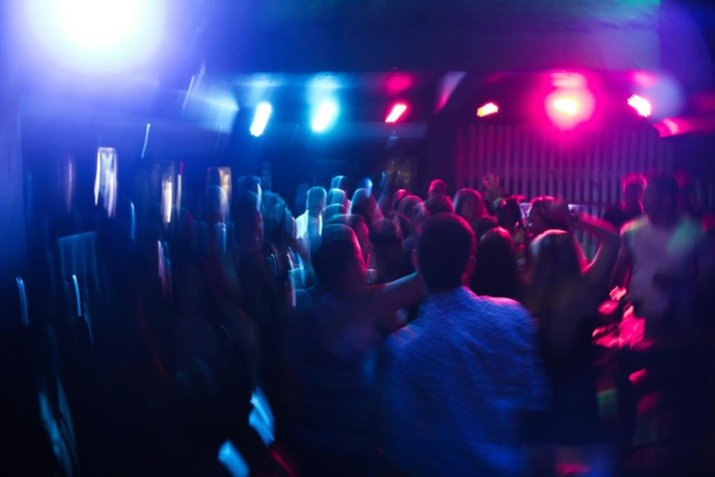 El auge de las fiestas electrónicas y los nuevos riesgos del consumo joven