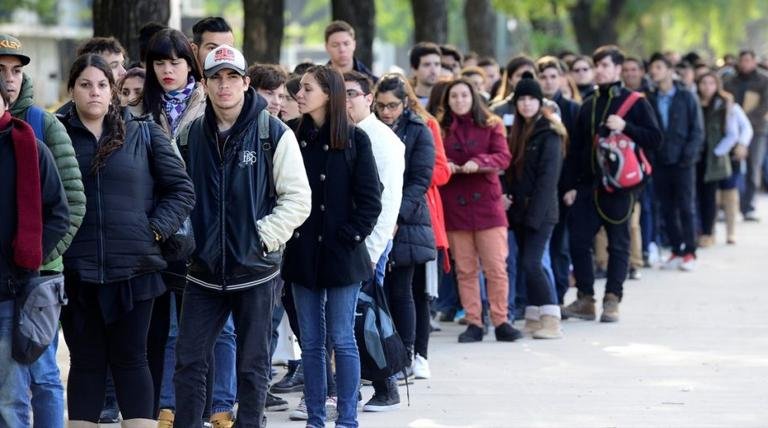 El mercado de trabajo en la era Milei: costos del plan de estabilización