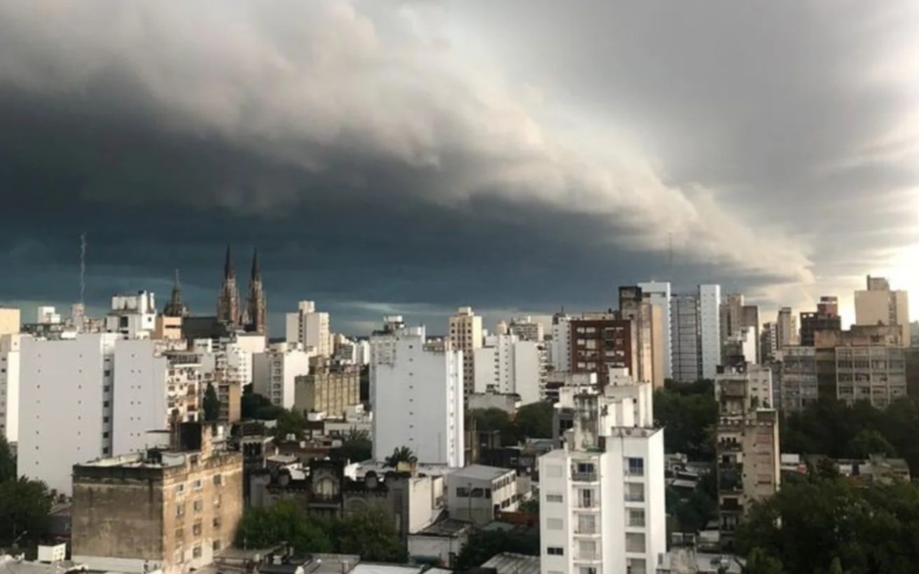 Domingo nublado, con lluvias y alerta amarilla por fuertes vientos: ¿cómo sigue el tiempo en La Plata?