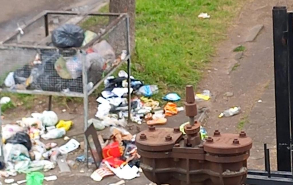 Piden medidas en Los Hornos ante el desborde de basura en 60 y 141