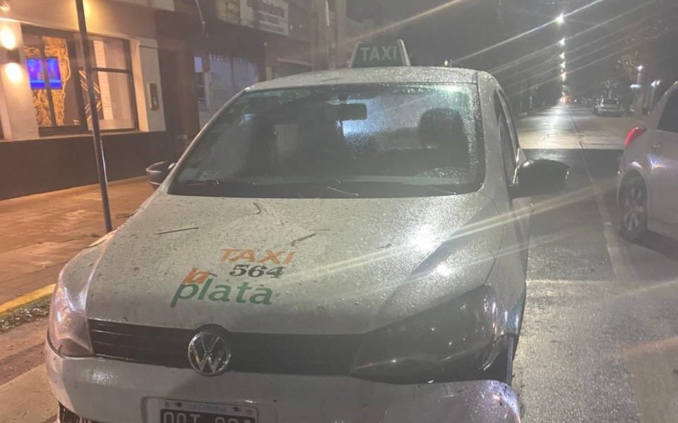 Brutal ataque a un taxista en Villa Elisa: una pareja lo apuñaló en el rostro y escapó