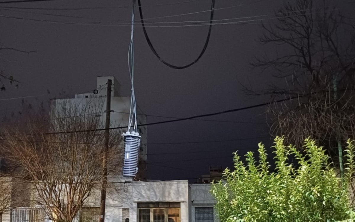 En un barrio de La Plata, un transformador pende de un cable: "Es muy peligroso"