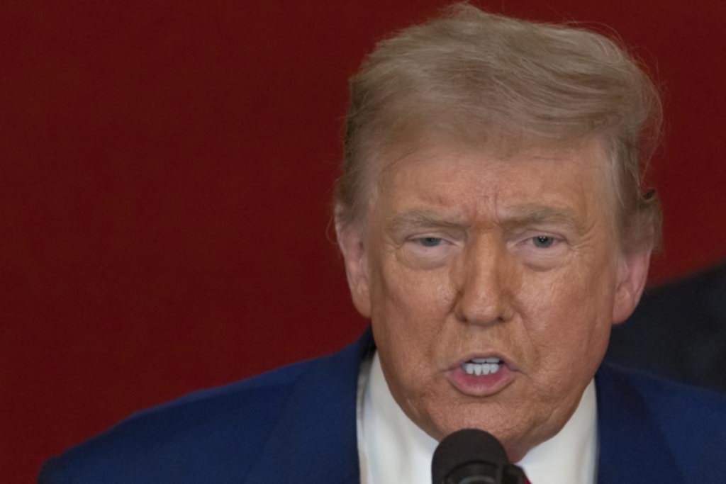 Trump pide aumentar la producción de petróleo
