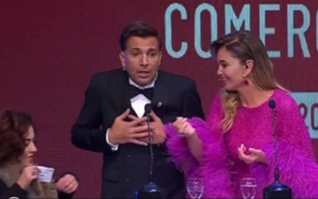 Papelón y blooper en el Martín Fierro del Teatro: Bossi se equivocó de sobre y anunció mal a la ganadora