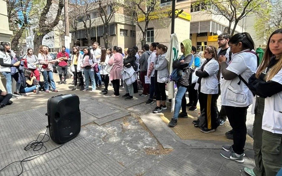 Los médicos copan el Centro: marcha de residentes esta tarde y mañana "guardapolvazo" por jubilaciones
