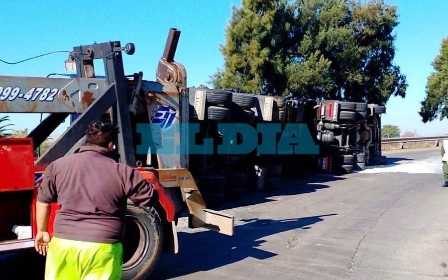 Volcó un camión en la subida de la Autopista Buenos Aires - La Plata: varias horas de cortes y demoras en la zona