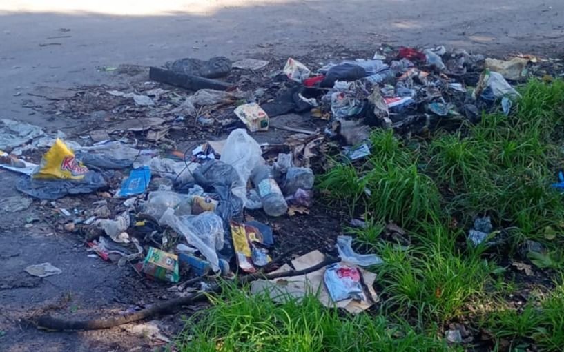 Basural y oscuridad en una cuadra de Villa Elvira