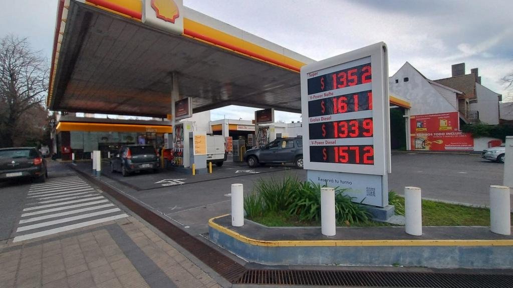 Cayó el petróleo pero... ¿por qué los combustibles no bajan?