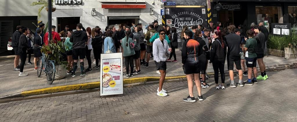 Cafecito, comida y running: los nuevos grupos para conocer gente