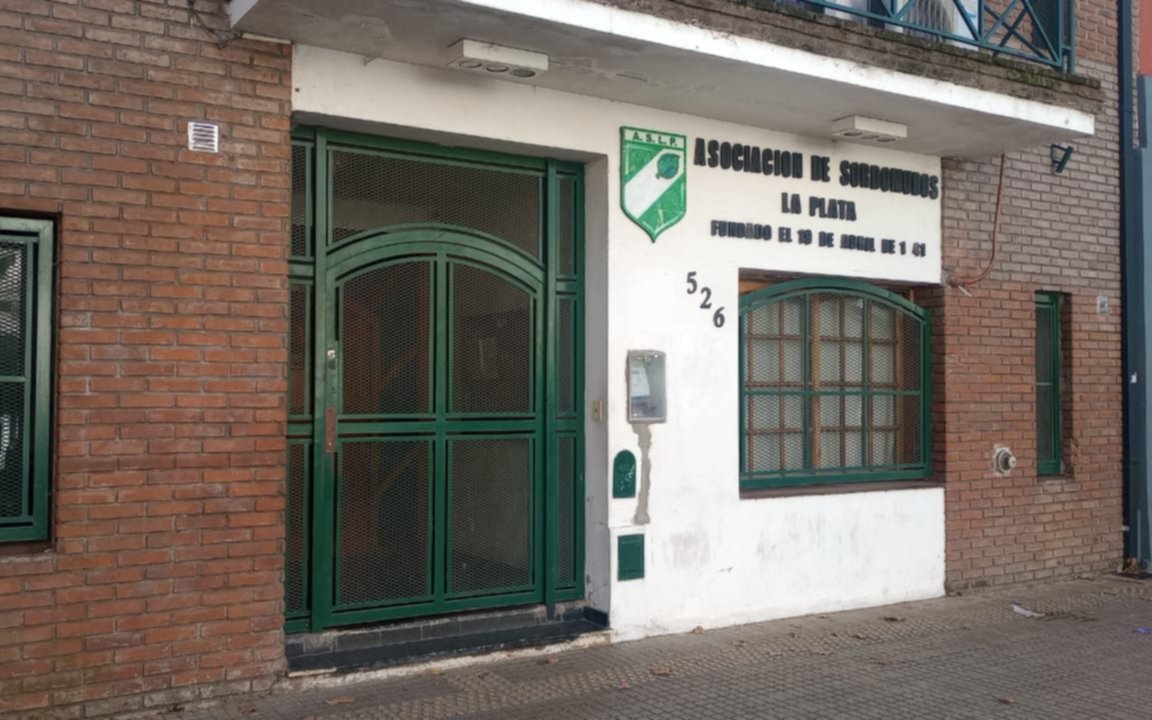 Conmoción en La Plata: encuentran muerto a un profesor dentro del baño de la Asociación de Sordomudos