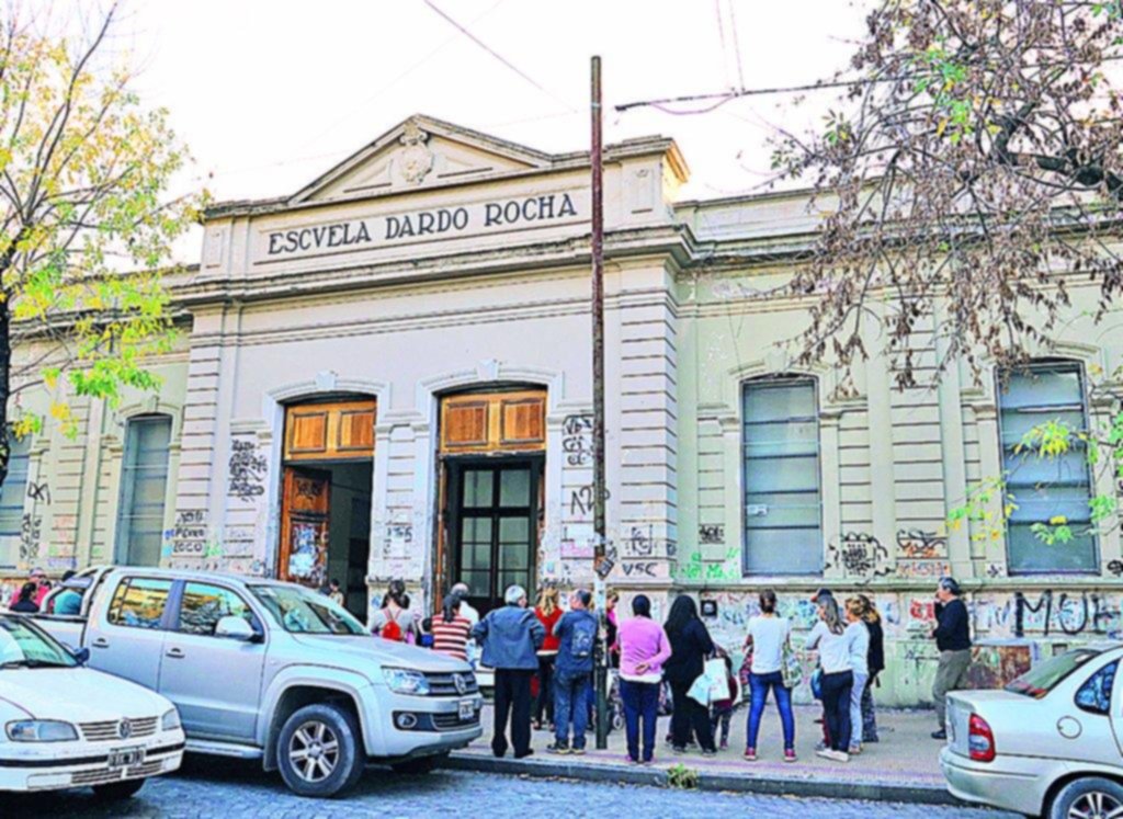 Jueves de paro en escuelas de La Plata por otra agresión a docentes: qué se sabe del caso en el Normal 2