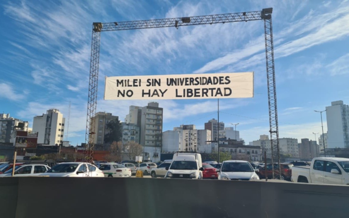 Aparecieron pasacalles contra Milei en el Centro, en la antesala del congreso libertario en La Plata