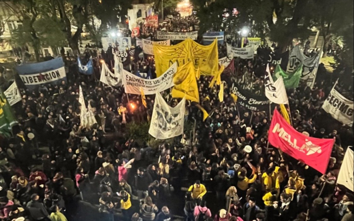 FOTOS | Universitarios realizaron la Marcha de las Antorchas en las calles de La Plata