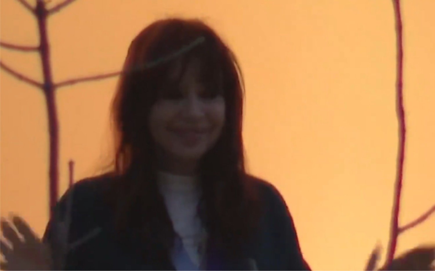 Cristina Kirchner salió nuevamente al balcón a saludar a universitarios
