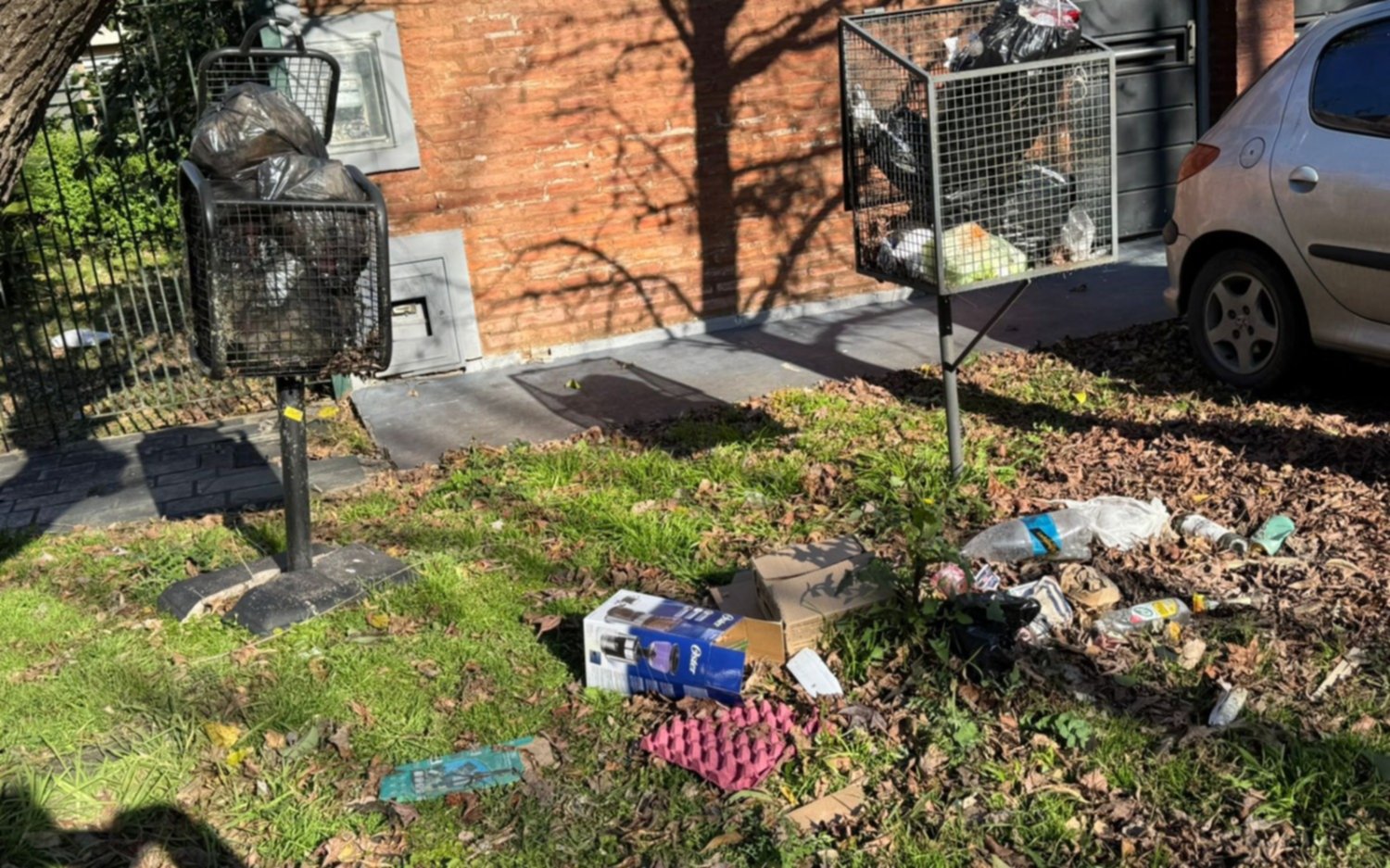 Frentistas de Gonnet denuncian falta de recolección y alertan por canastos "explotados" de basura 