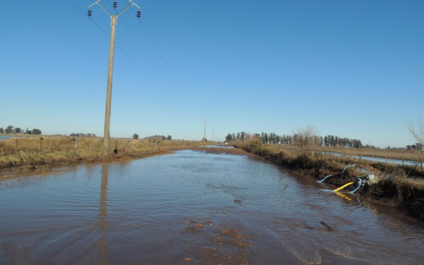 La Riestra: trabajan en los sectores anegados del camino a La Rabia