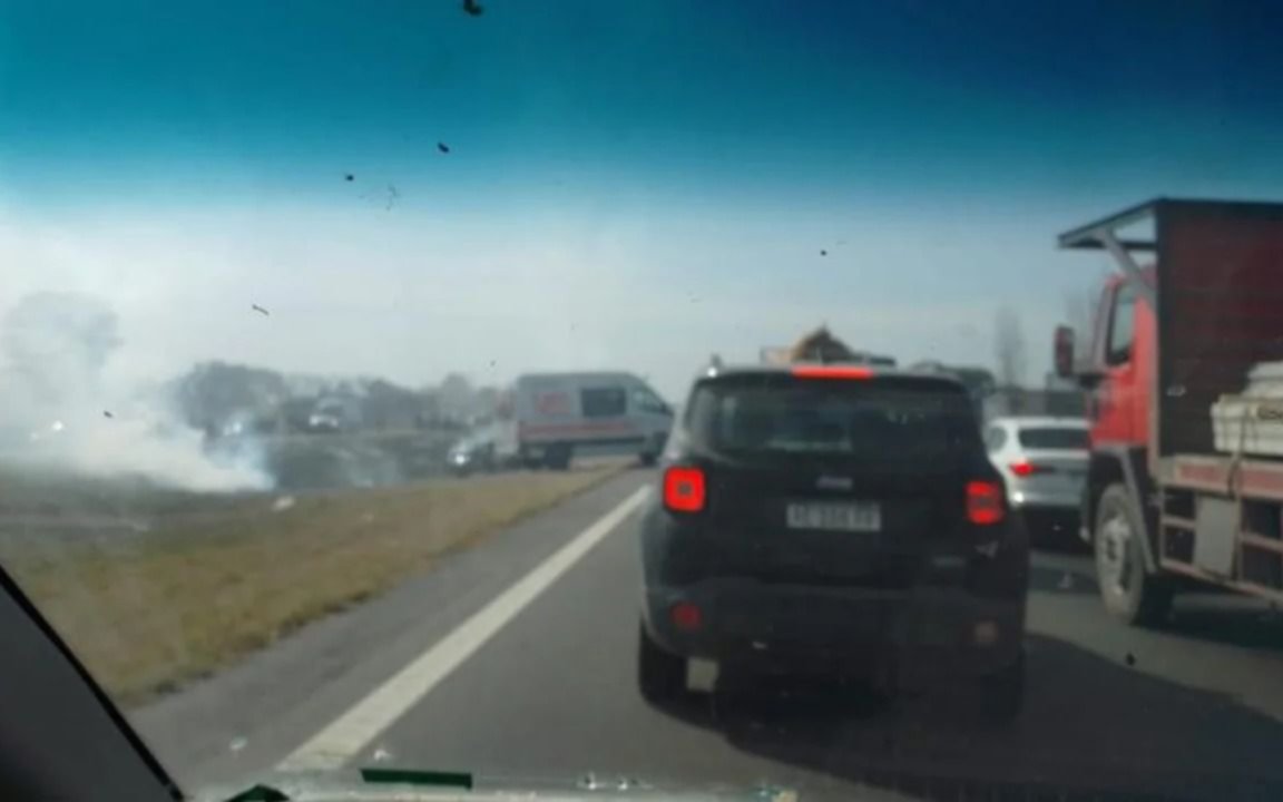 Impresionante choque en cadena en una autopista de Tucumán: una nube de humo provocó un accidente con 10 autos