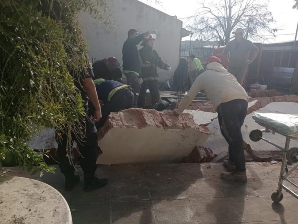 Dos albañiles quedaron bajo restos de un paredón