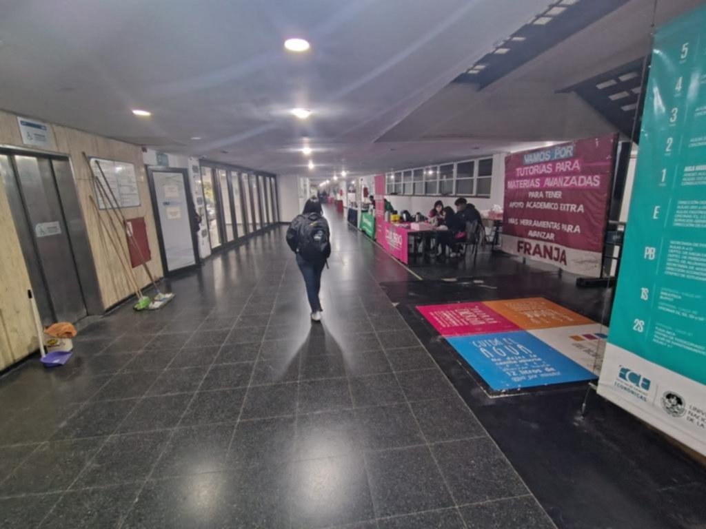 Los universitarios se preparan para seguir la protesta tras el receso