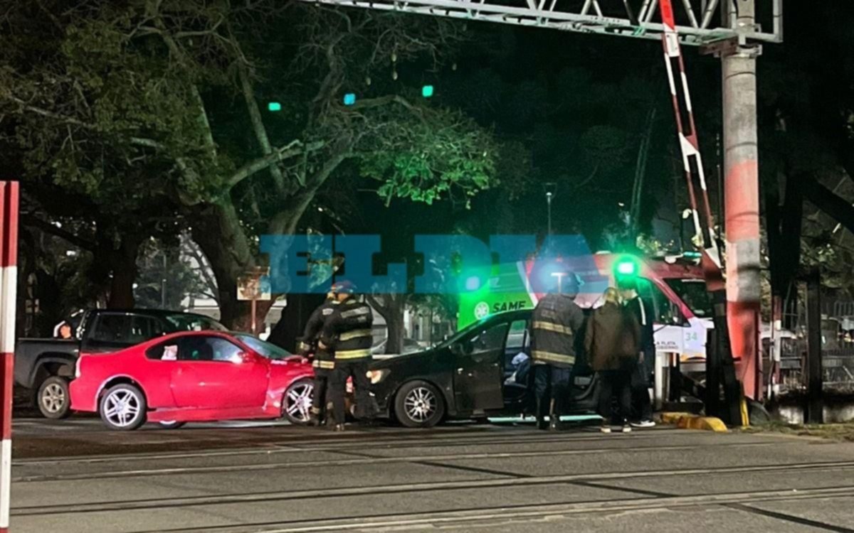 "Otra vez sopa" en el paso a nivel de 1 y 38: chocaron dos autos y terminaron incrustados