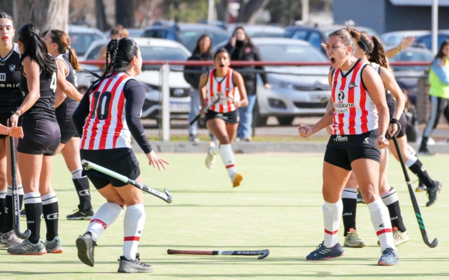 Frío y lejos de casa, Santa sufrió un nueva caída en hockey femenino